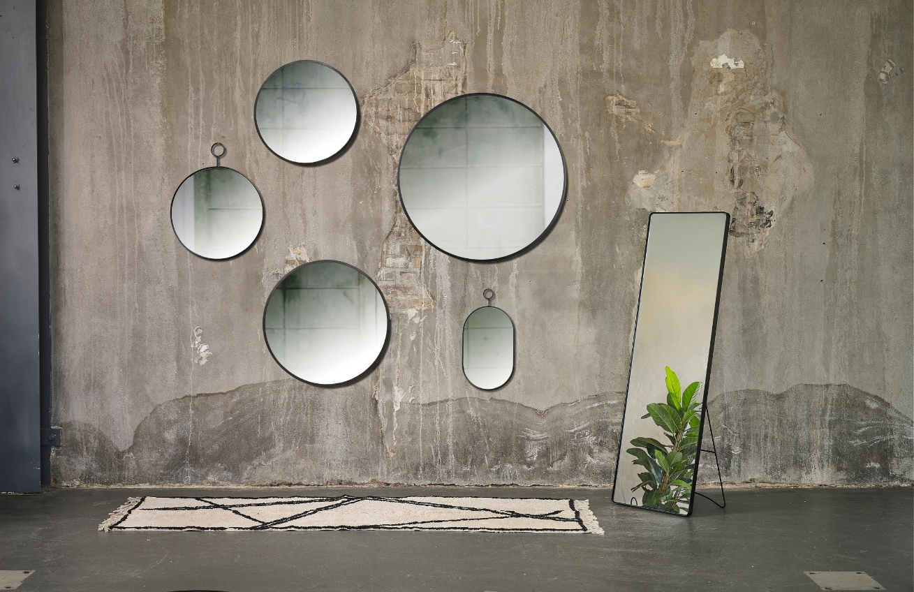 Villa Collection Černé kovové stojací zrcadlo Verdal 140 x 45 cm