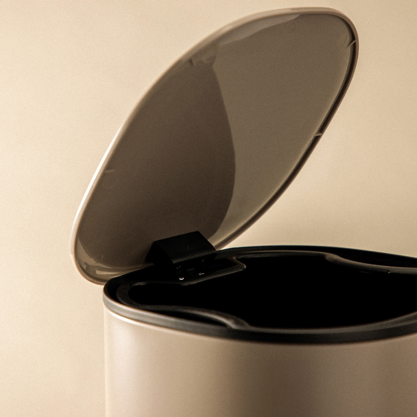 Cosmic Černý kovový odpadkový koš Essentials 5 l