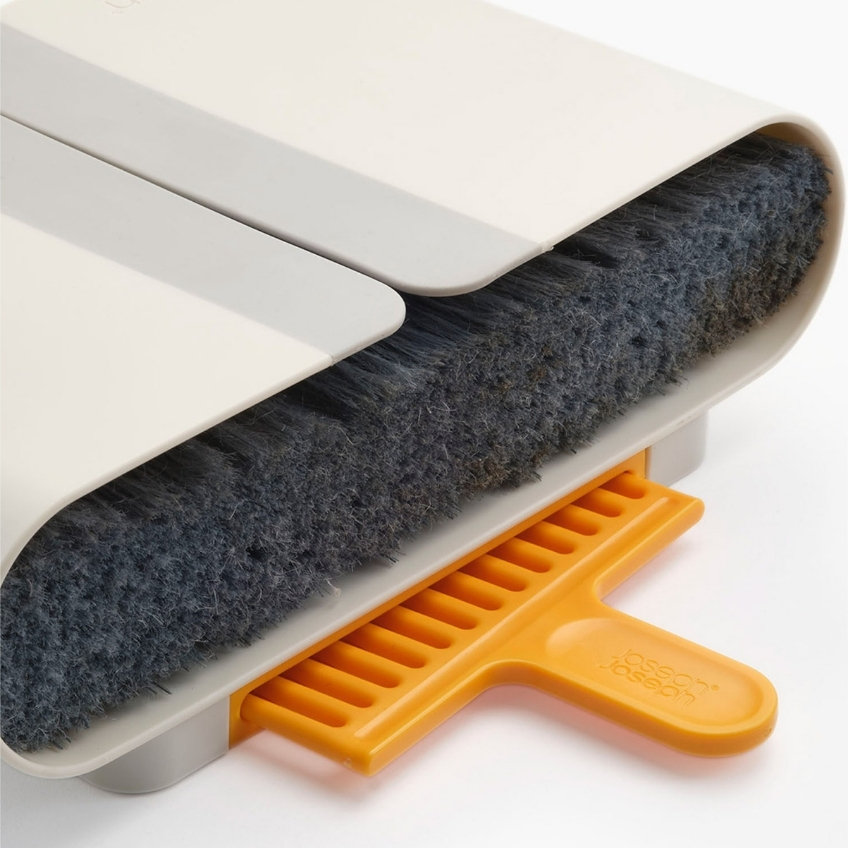 Joseph Joseph Krémově bílé koště s nástěnným držákem CleanStore