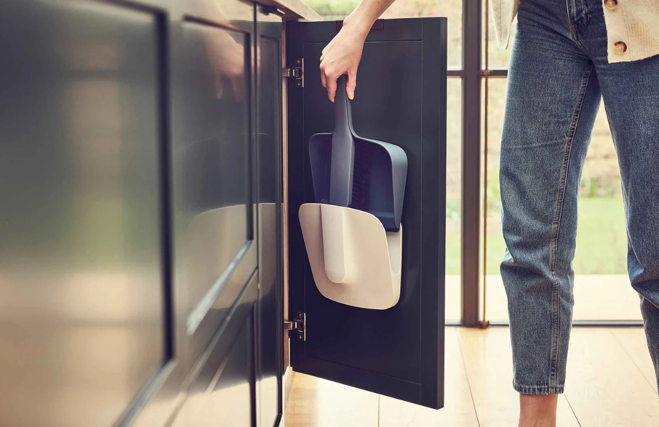 Joseph Joseph Modrý smetáček a lopatka CleanStore s nástěnným držákem