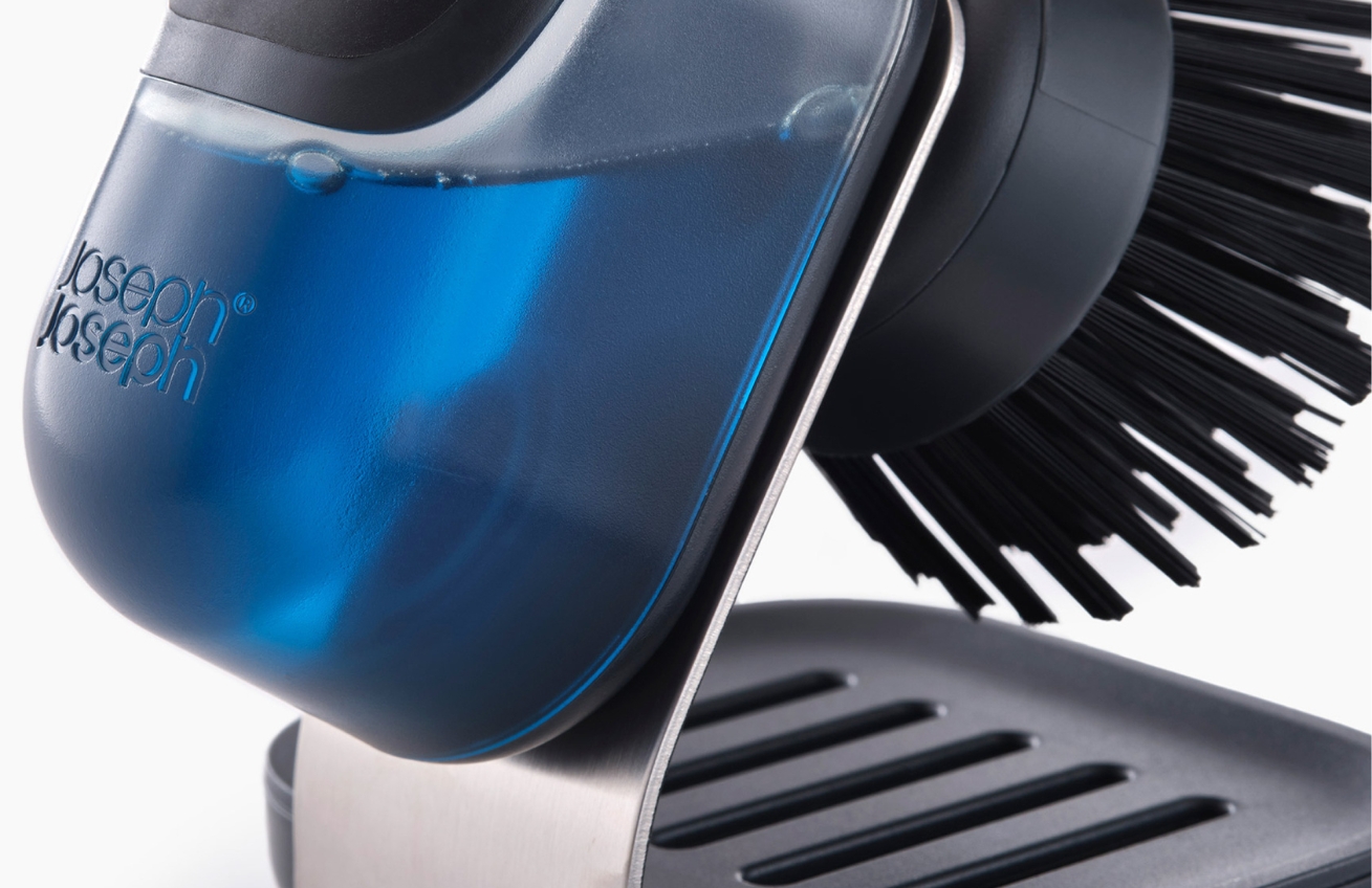 Joseph Joseph Šedý plastový kartáč na nádobí SinkTech Compact se stojánkem