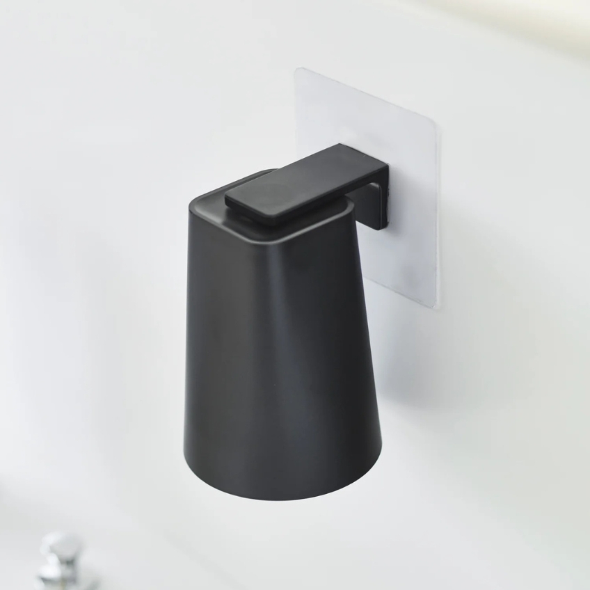 YAMAZAKI Černý plastový držák s kelímkem Film Hook