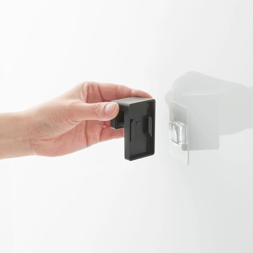 YAMAZAKI Sada dvou černých plastových držáků Film Hook 4 cm