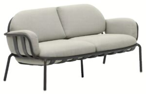 Kave Home Tmavě &scaron;ed&aacute; hlin&iacute;kov&aacute; zahradn&iacute; pohovka Joncols II. 164 cm s pol&scaron;t&aacute;ři